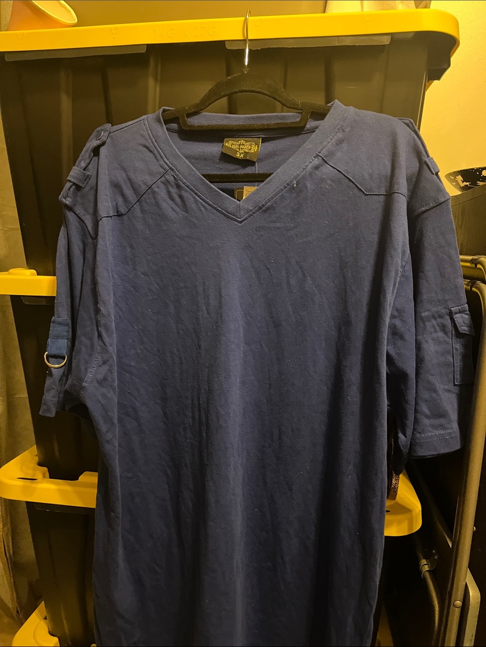 Men's V-Neck Short-Sleeve Cargo Detail Tee in Navy